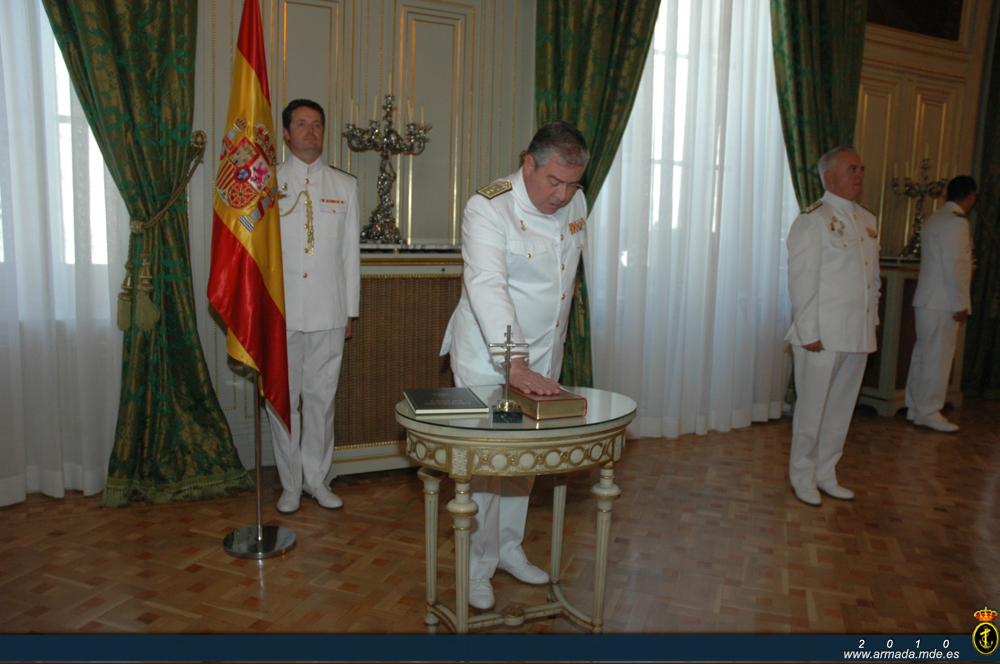 Momento del juramento del nuevo Director de Asuntos Económicos de la Armada